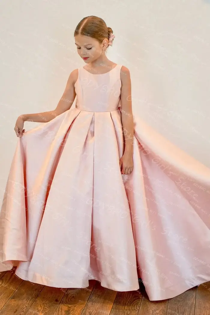 Robe de demoiselle d'honneur rose en satin plissé avec nœud et traîne brosse pour mariage, première communion et concours de beauté