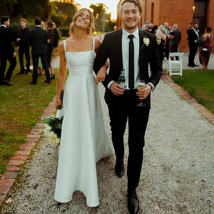 Robe de Mariée Longue Blanche Classique Ligne A Sur Mesure, Encolure Carrée, Fines Bretelles, Formelle, avec Plis, Style Vintage, Dos Nu, Fente Haute et Robe Élégante Personnalisée pour Mariage et Cér