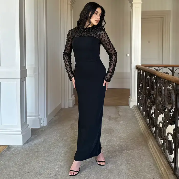 Robe de soirée droite noire exquise à manches longues et perles, col rond personnalisé, fente au dos