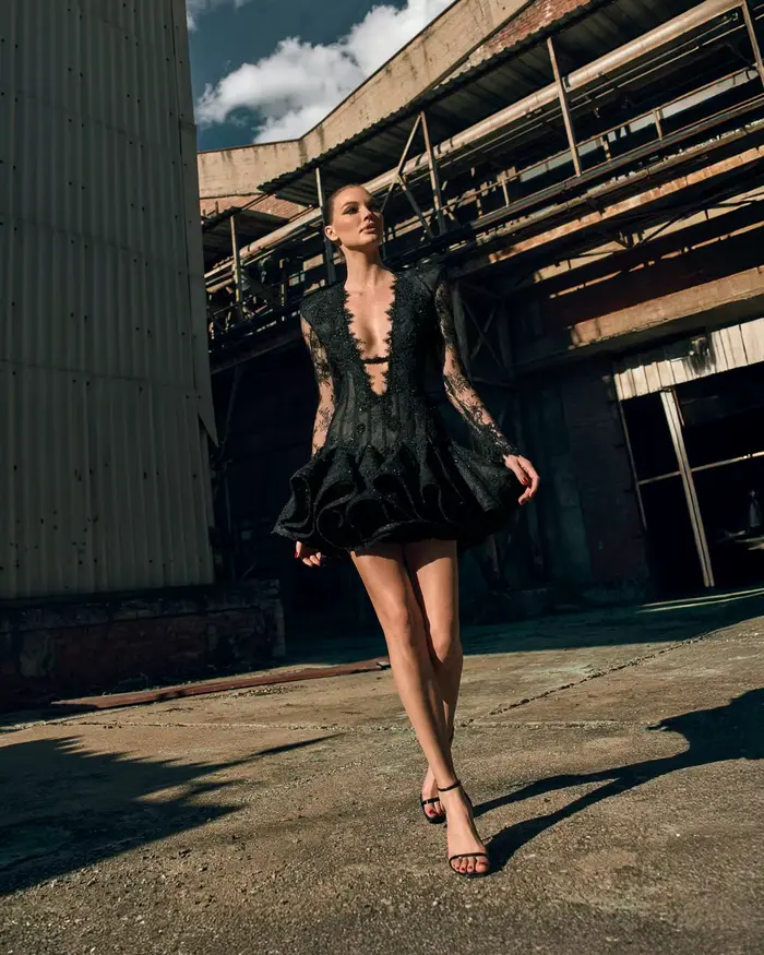 Robe de cocktail mini sexy en dentelle noire à manches longues