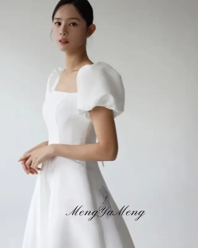 Robe de mariée coréenne moderne en satin brillant avec dentelle et plissé pour séances photos et cérémonies de fiançailles