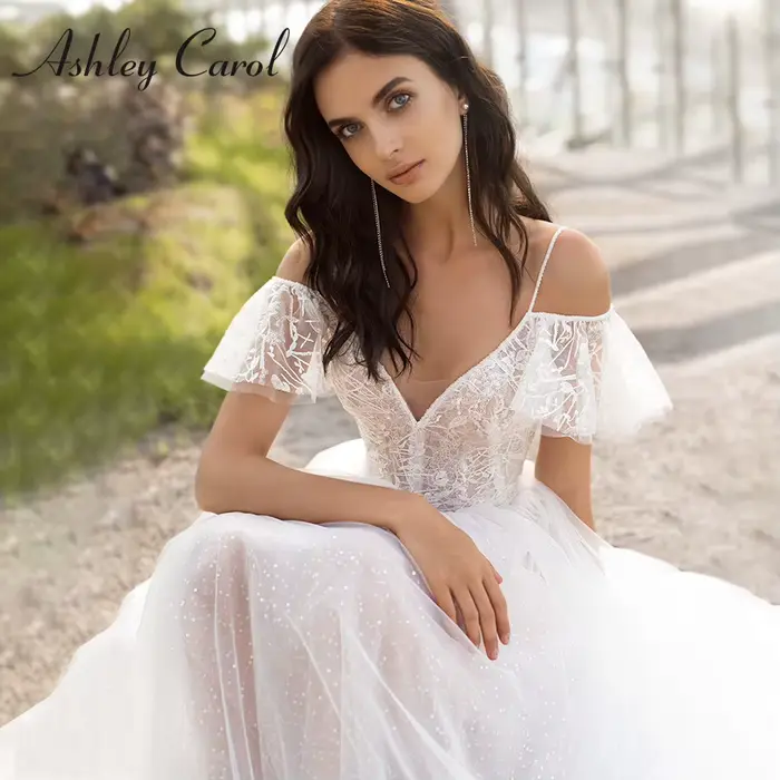 Ashley Carol-Robe de mariée trapèze, sexy, fleurie, perles, bretelles spaghetti, plage, col en v, de