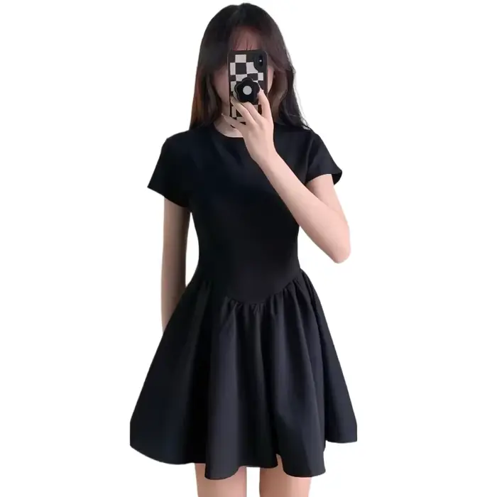 Mini-robe noire élégante en maille haut de gamme, taille cintrée, coupe trapèze amincissante, col ro