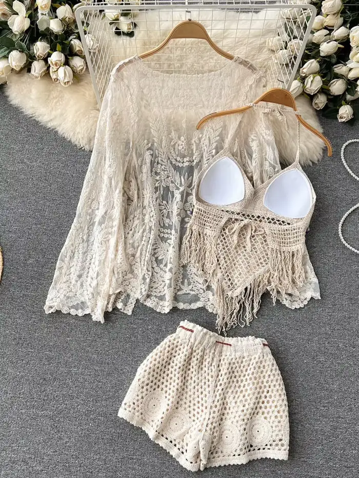 Nouvel ensemble de vacances d'été pour femme : Cardigan brodé en dentelle + haut à franges + short ajouré