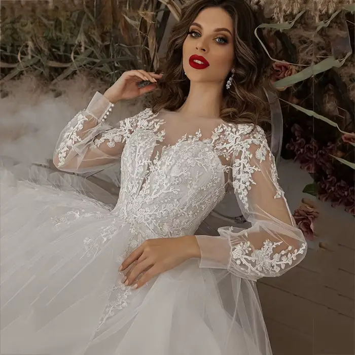 Robe de mariée ivoire à manches longues avec appliques en dentelle et fleurs 3D pour mariage et cérémonies de plage