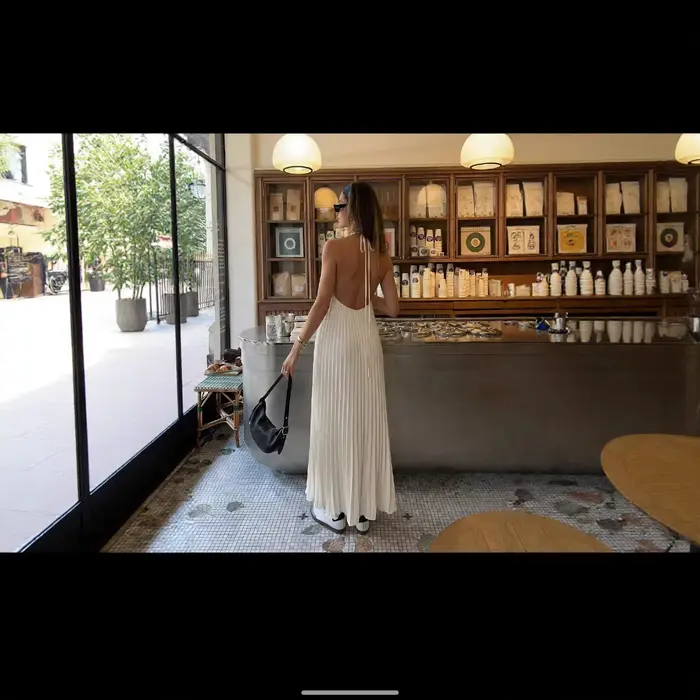 Robe longue d'été sexy dos nu style vacances à la plage en mousseline de soie couleur unie avec jupe drapée et col halter sans manches