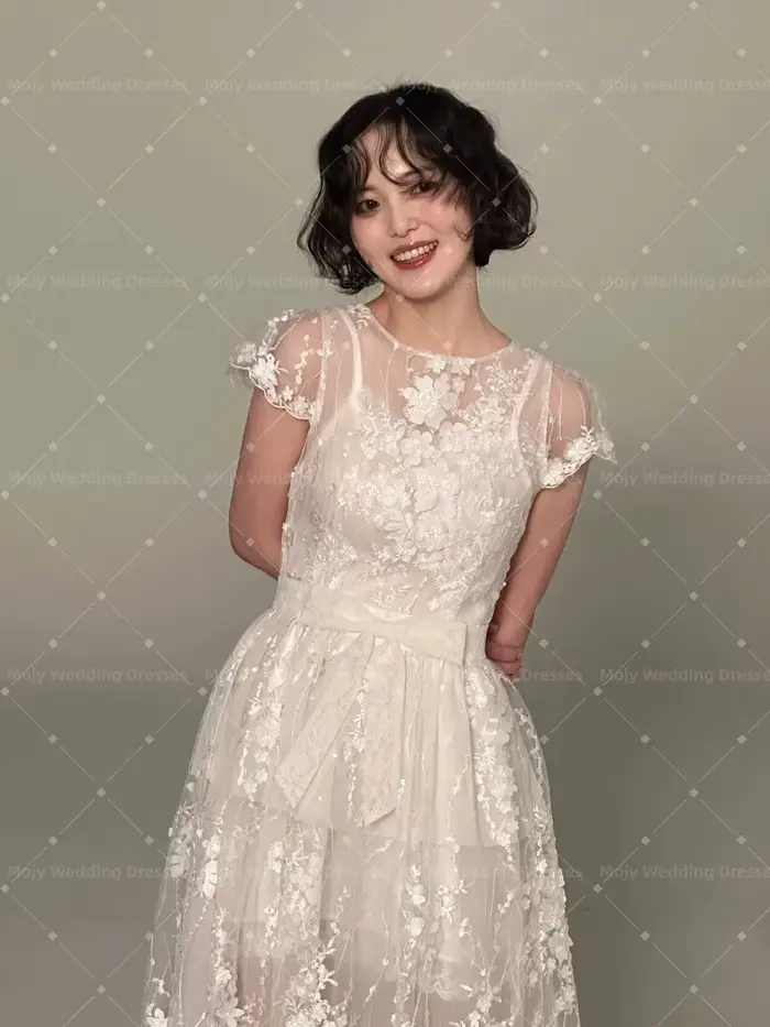 Robe de mariée en dentelle et organza style une ligne col rond avec dos à lacets et personnalisation sur-mesure pour mariée élégante