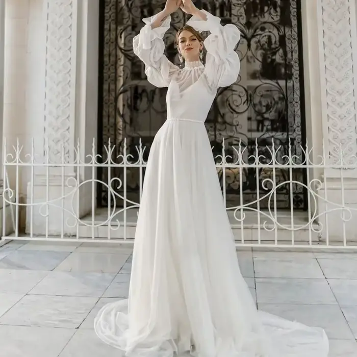 Robe de mariée élégante blanche à col montant et manches lanternes 2026