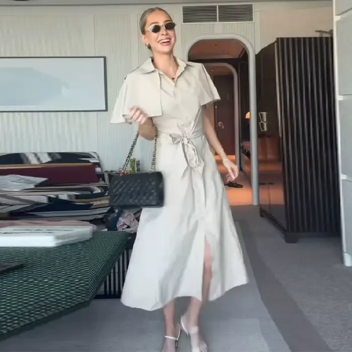 Robe élégante minimaliste à manches cape pour femme avec ceinture chic et fente avant idéale pour le bureau et les tenues décontractées d'été 2026