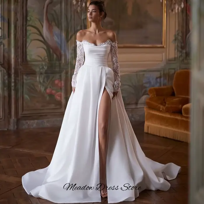 Robe de mariée simple en satin avec fente latérale