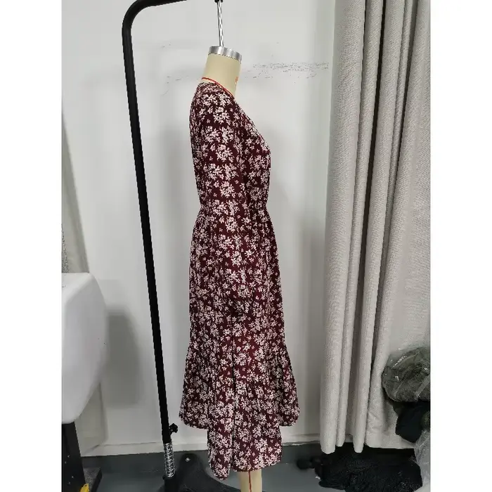 Robe florale bordeaux col en V taille haute avec ourlets à volants pour femmes printemps automne soirée décontractée élégante