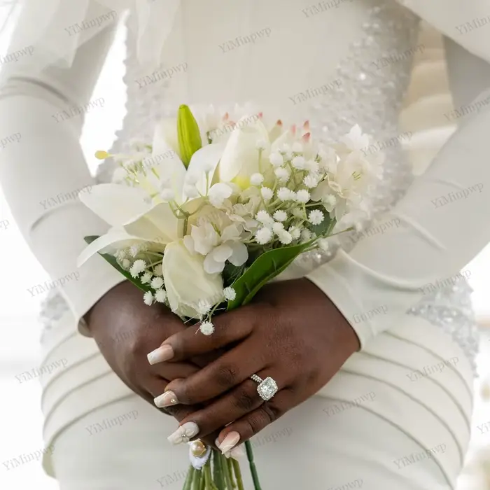Robe de Mariée Personnalisée en Satin Plissé Ivoire avec Décolleté Cuillère et Perles Brodées pour Cérémonies de Mariage Civils et Soirées de Fiançailles Africaines