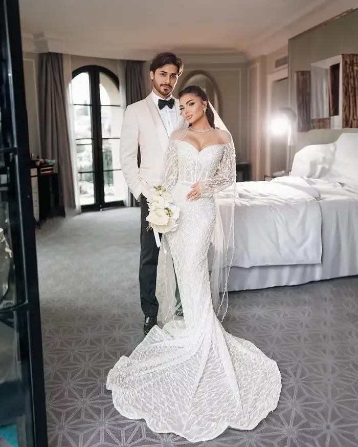 Robe de mariée sirène de luxe, épaules dénudées, manches longues, avec traîne courte, ornée de perle