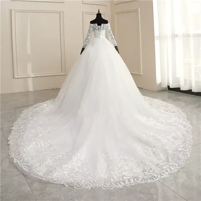 Robes de mariée en dentelle de luxe avec train de balayage