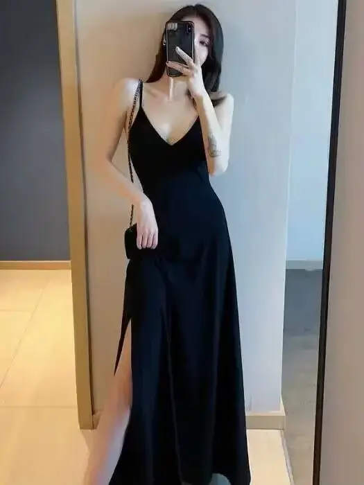 Robe noire à col en V pour femme