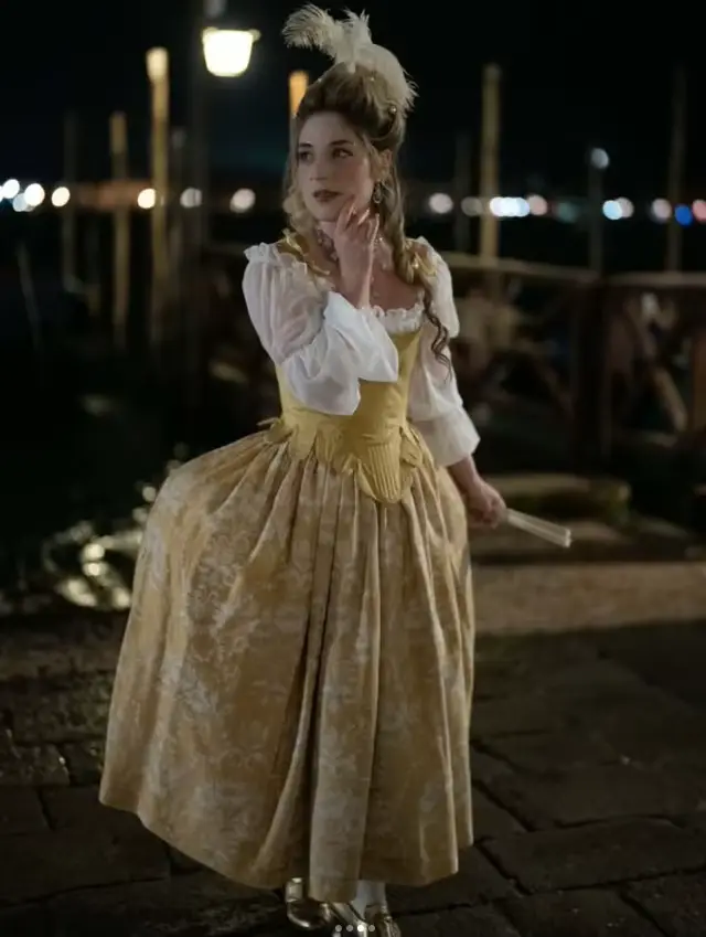 Robe de bal blanche dorée style corset à lacets et manches longues soirée officielle carnaval dentelle fleurs exquise pour femmes toutes occasions