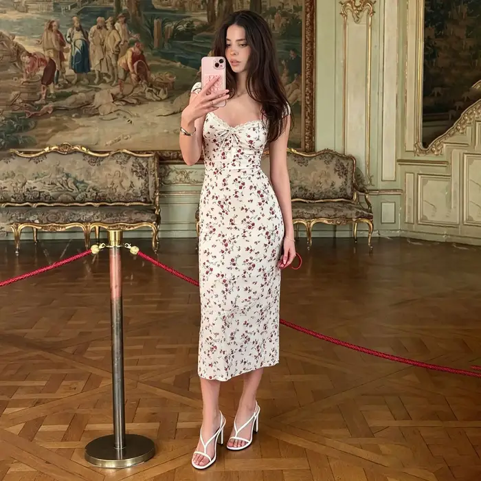 Robe longue rétro française à motif floral rose avec taille cintrée et plis fins