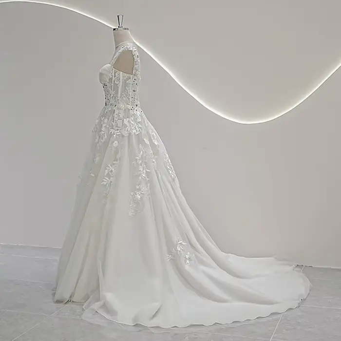 Robe de mariée bohème sur mesure avec train de 50 cm, ivoire, col carré, dentelle et perles pour cérémonie de plage ou événement romantique