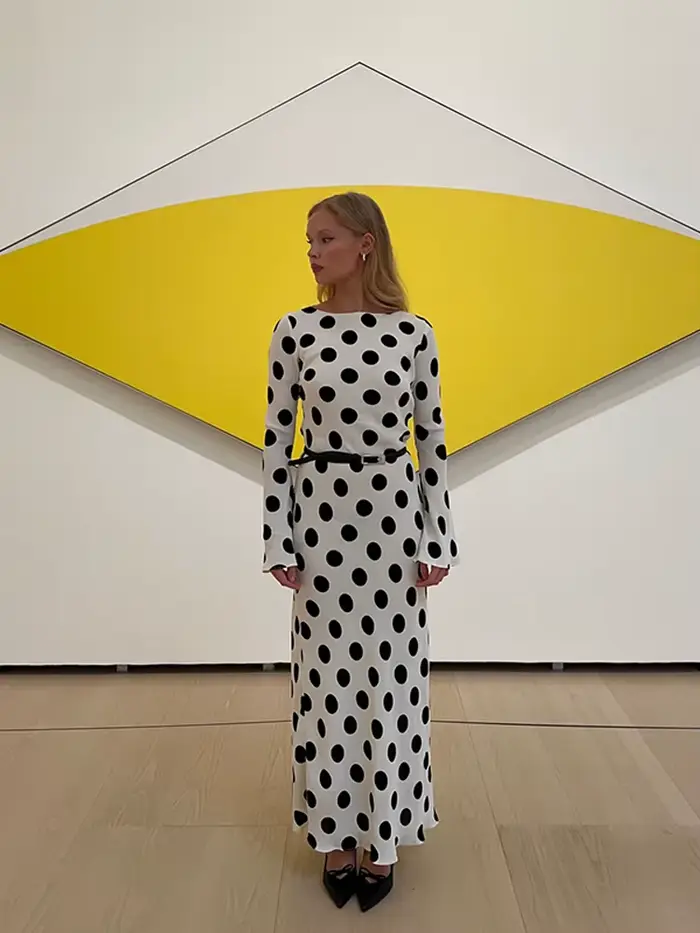 Robe à pois noirs à manches longues