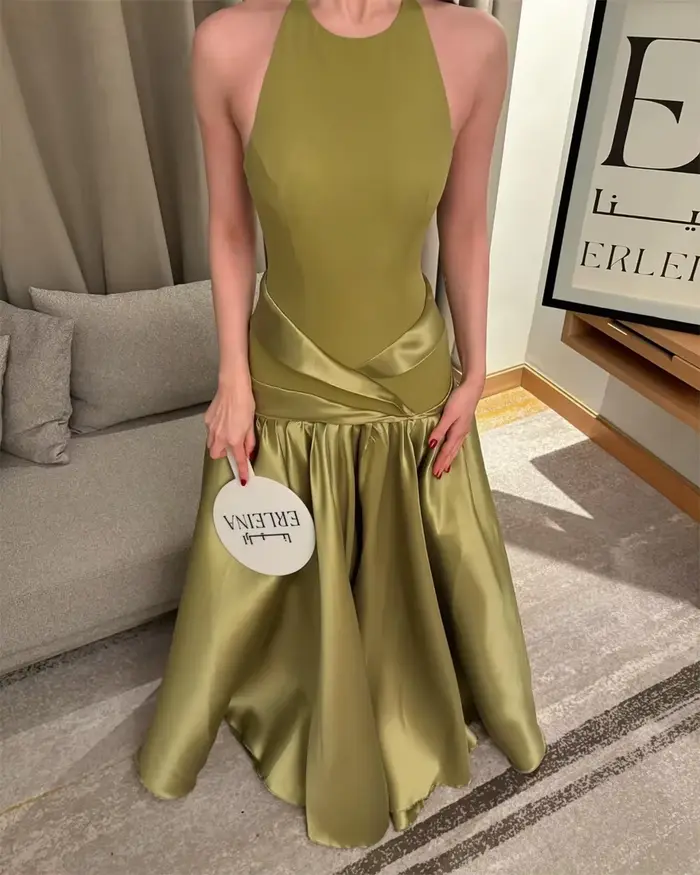 Robe de soirée vert olive col licou élégante à offrir pour femme soirées officielles perles cristal dentelle soutien-gorge intégré