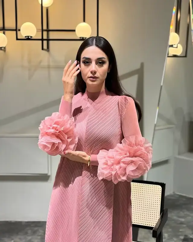 Femmes élégantes robes de soirée 2025 été nouvelle couleur unie classique à manches longues plaque fleur conception