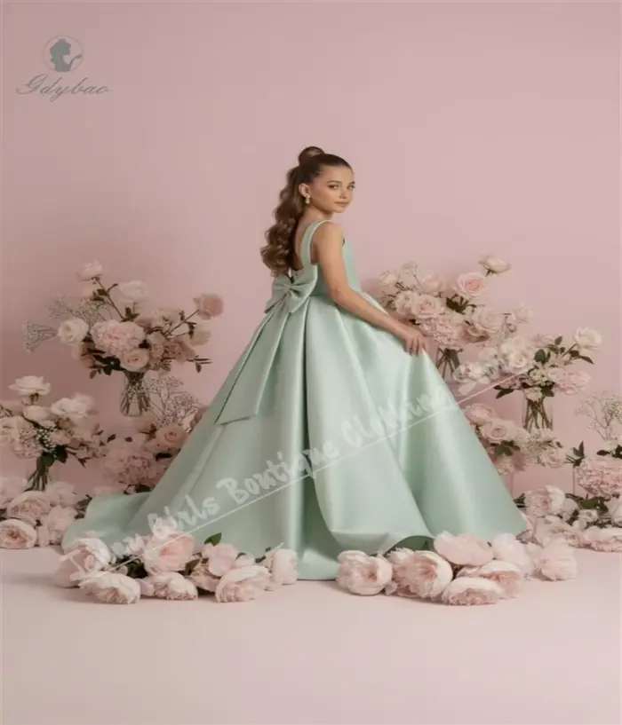 Robe de demoiselle d'honneur en satin vert sage avec détails floraux pour cérémonies de communion et anniversaire