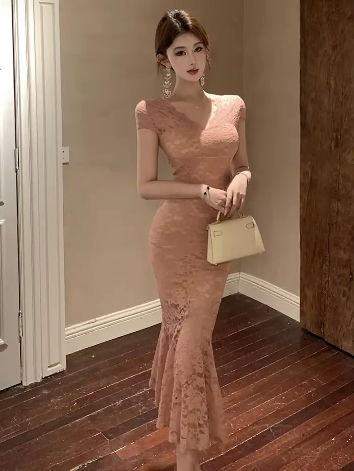 Robe de soirée française Fairycore en dentelle rose transparente pour femmes, silhouette sirène, col en V, bord volanté, idéale pour bal et événements de rue