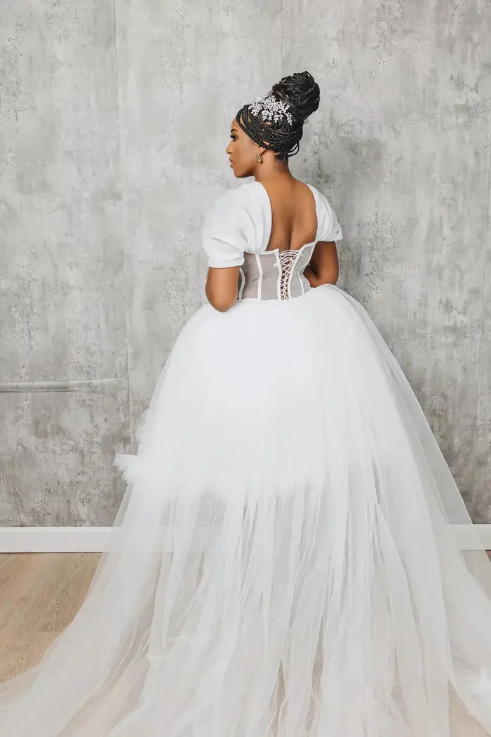 Robe de mariée courte avec volants pour la photographie