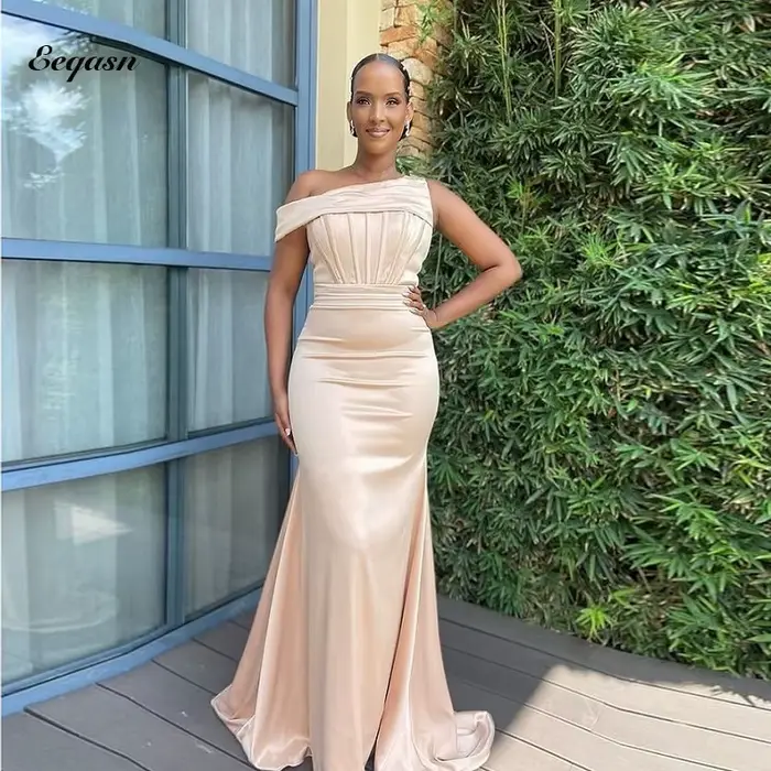 Robe de demoiselle d'honneur sirène asymétrique en crêpe avec soutien-gorge intégré pour femmes, disponibles en plusieurs couleurs et tailles pour cérémonies de mariage et événements formels