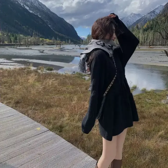 Robe courte au crochet à manches longues pour femmes