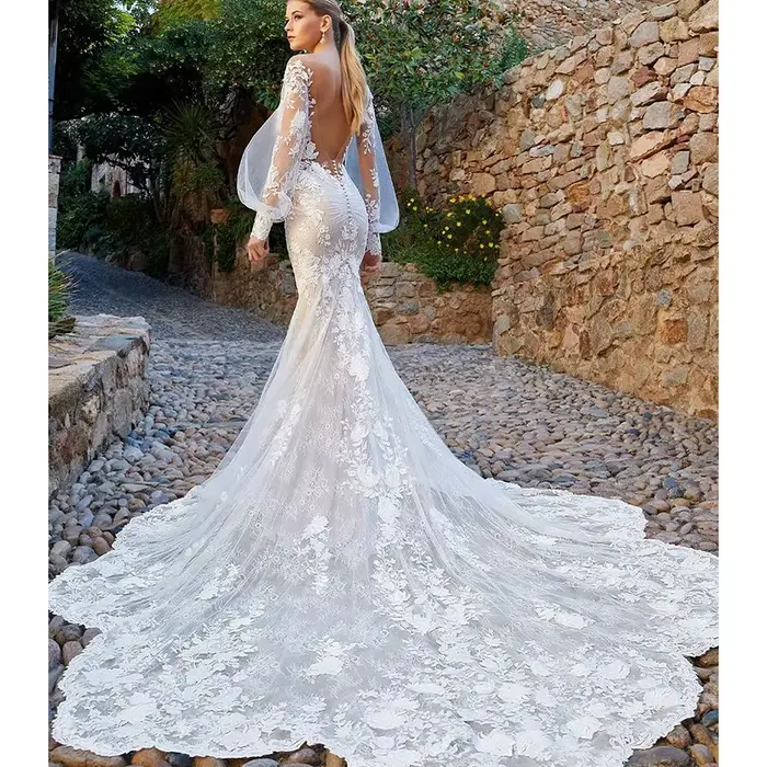 Robe de mariée fourreau à col en V avec appliques en dentelle