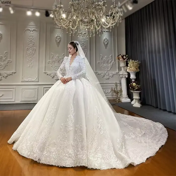 Robes de mariée élégantes style princesse, avec perles et sequins, décolleté cœur, longueur ras du s