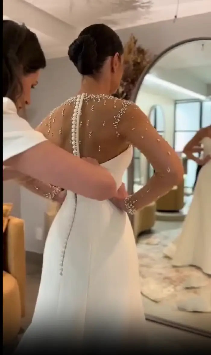 Robe de mariée Ellie Moda exquise en polyester satiné avec perles, sirène, décolleté cuillère, train de couronne, soutien-gorge intégré, disponible en plusieurs tailles et couleurs, pour cérémonies de mariage et événements spéciaux