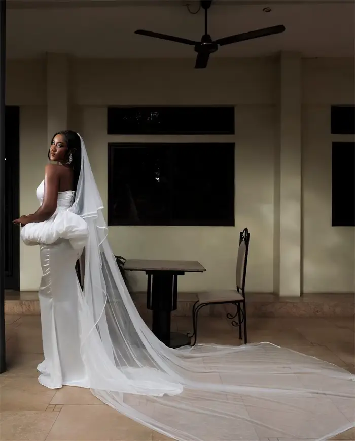 Robe de soirée Mila blanc sirène en soie avec décolleté en cuillère et soutien-gorge intégré pour femmes toutes occasions spéciales