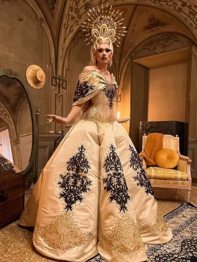 Robe de bal en satin brodé or et noir pour femme