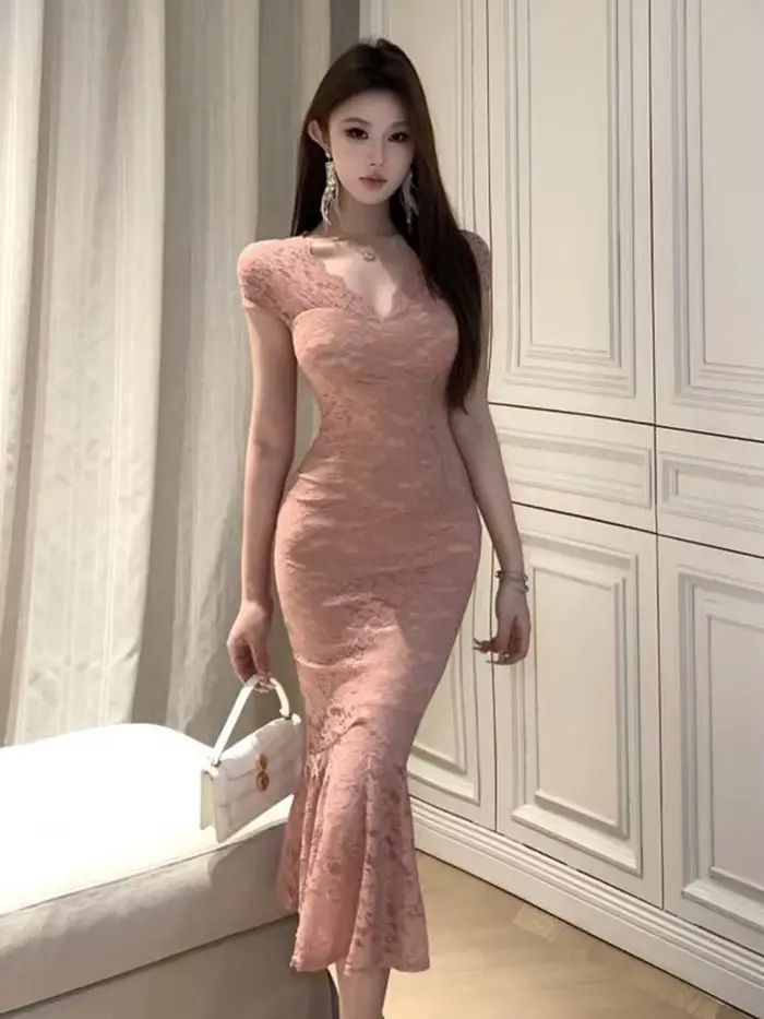 Robe de soirée française Fairycore en dentelle rose transparente pour femmes, silhouette sirène, col en V, bord volanté, idéale pour bal et événements de rue