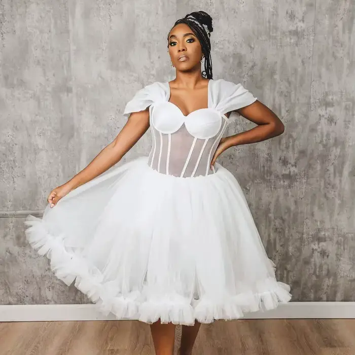 Robe de mariée courte avec volants pour la photographie