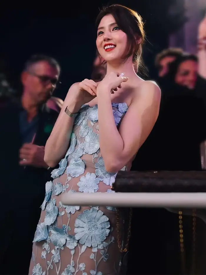 Robe longue transparente brodée florale sans bretelles blanche élégante