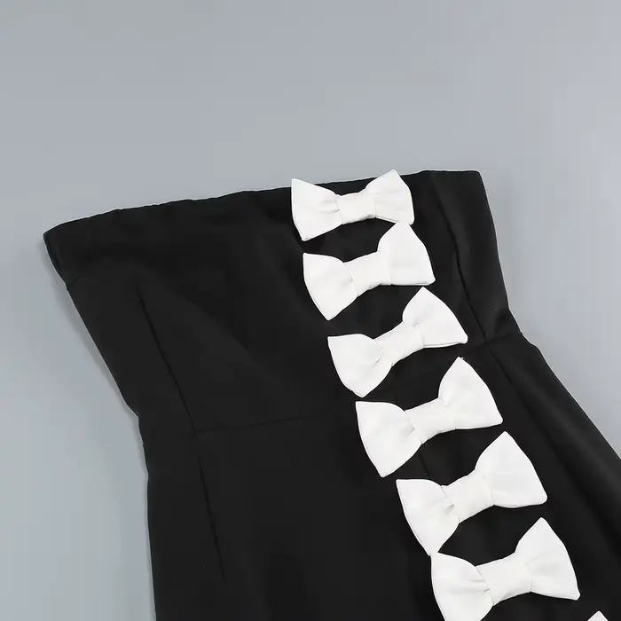 Robes de soirée chics noires sans bretelles avec détail de nœud blanc – Robe de soirée de luxe à fente haute pour femme