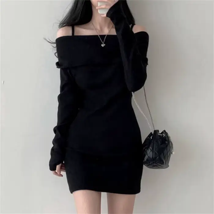 Mini robe tricotée noire épaules dénudées