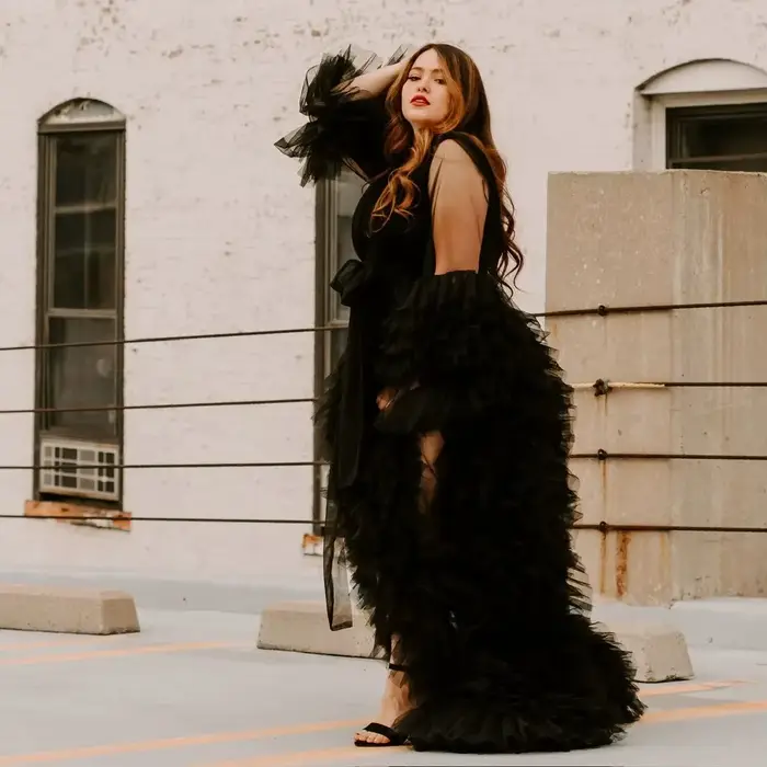 Robe de mariée sexy noire en tulle à volants avec ceinture, devant ouvert, manches longues bouffantes, pour séance photo et événements formels