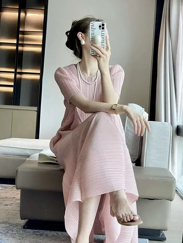 LANMREM robe plissée française pour femmes col rond manches courtes couleur unie robes décontractées mode féminine 2025 été nouveau 2DE415