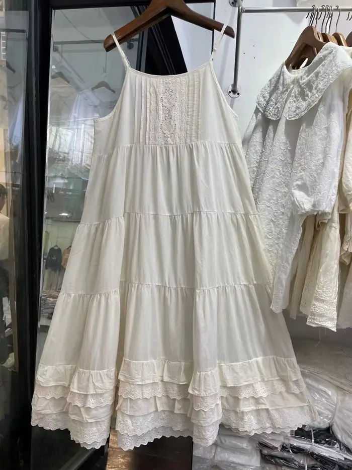 Robe blanche brodée en coton doux pour femmes