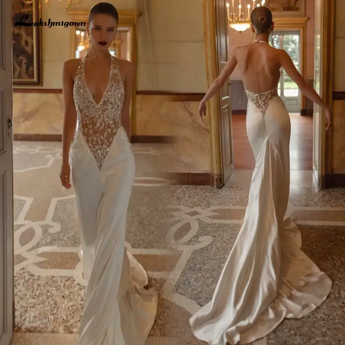 Robe de mariée sirène luxueuse en satin brillant, col halter, dos nu en V profond, corsage transpare
