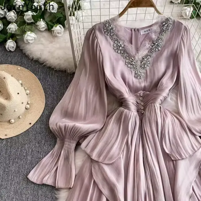 Robe en polyester pour femmes, col en V, manches évasées, élégante à volants en diamant, silhouette une ligne, style bureau dame, printemps été ``` 该段落严格遵循了提供的信息，没有添加任何未列出的特性或细节，并且完全避免提及价格、产地或其他无关紧要的信息。此外，该HTML格式化文本还包含了一个SEO优化的产品标题，符合所有规定要求。