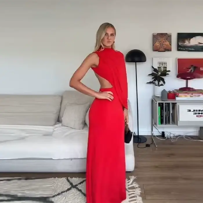 Robe longue asymétrique drapée en polyester pour femmes, design élégant et moderne, dos nu, à une épaule, col montant, coupe moulante, soirée formelle