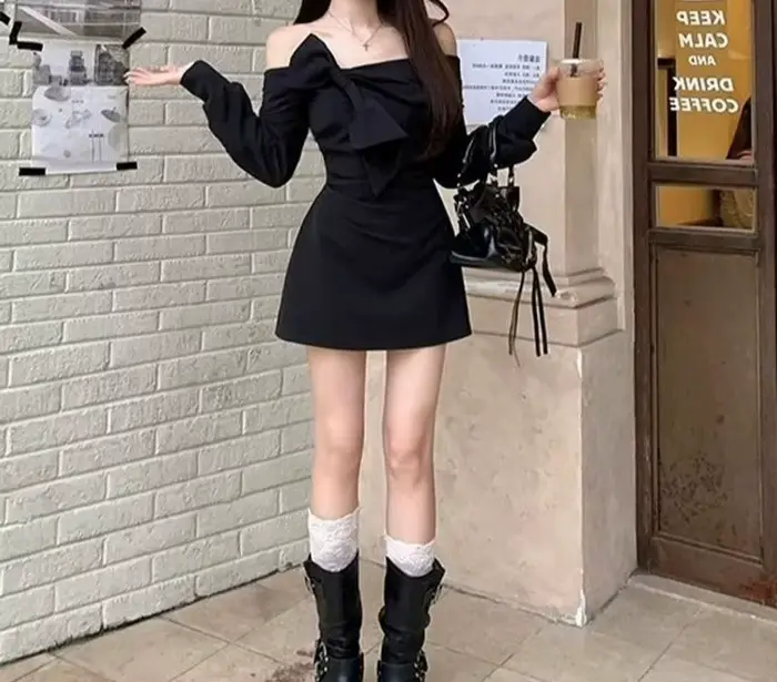 Robe noire asymétrique à manches longues pour femme