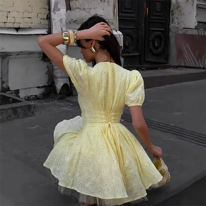Robe jaune d'été pour femmes, style moderne, silhouette mini, col en V, tricotée pour l'été, occasions spéciales et sorties estivales