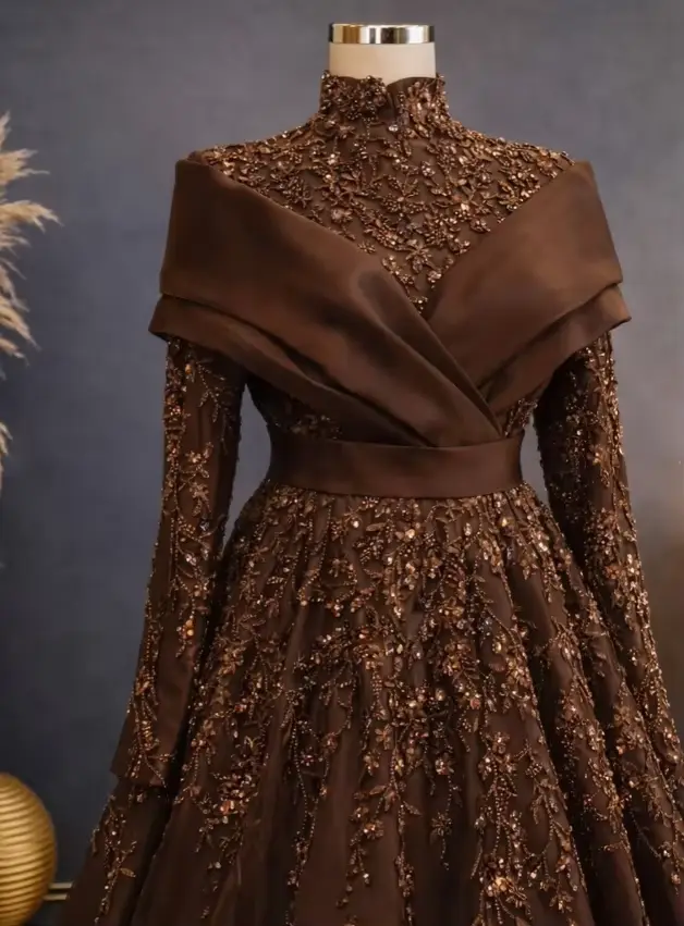 Robe de mariée musulmane marron élégante avec décolleté haut et décoration de perles pour femmes occasions spéciales tricoter