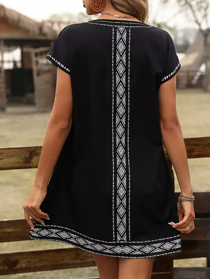 Robe noire à imprimé floral bohème col rond manches courtes style ethnique coupe ample mini-robe de vacances femme occassions spéciales